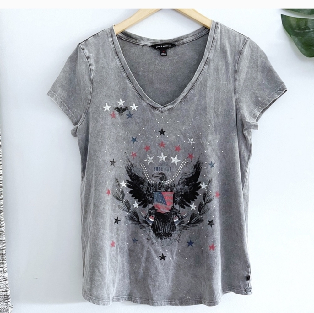 Rock & Republic Gray Star Graphic V-Neck Tee